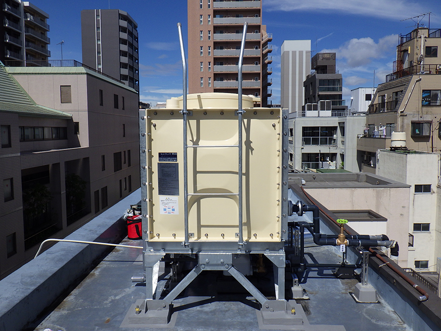 足立区のビルで更新された最新のパネル式高架水槽（施工後）