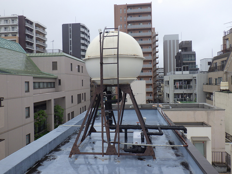 足立区のビルで老朽化した旧型の球形高架水槽（施工前）